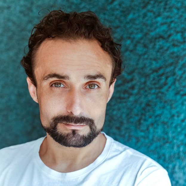 elliott saxby head shot